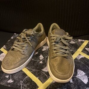 Jordan 1 OG swooshless low Olive Sneakers